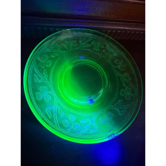 Vintage 30's Set of 2 Green Uranium Saucer Plates Etched Clovers - Picture 7 of 11